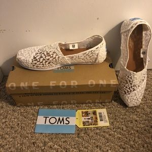 TOMs size 9 white lace shoes